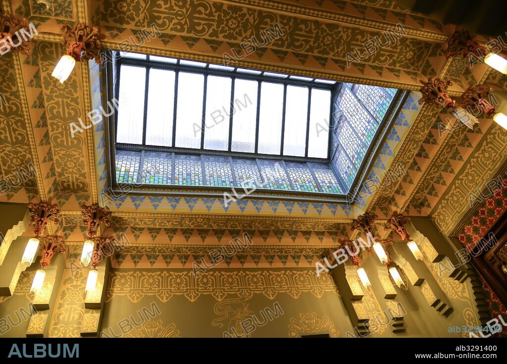 JOSEP PUIG I CADAFALCH. Casa Coll i Regàs, 1898. Claraboya con vidrieras policromas. Interior de la sala de distribución, con esgrafiados florales y marinos. Mataró.