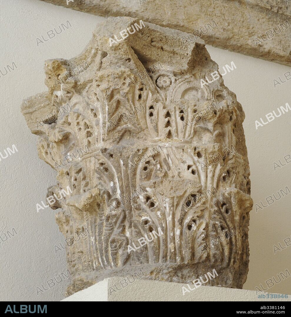 Capitel corintio decorado con hojas de acanto. Siglo I a. C. -I d. C. Procedente del teatro romano. Museo Nacional Arqueológico. Tarragona. Cataluña. España. Corinthian capital decorated with acanthus leaves. From Roman theater of Tarragona. 1st Century BC-1st century AD. Spain. National Archaeological Museum. Tarragona. Catalonia, Spain.