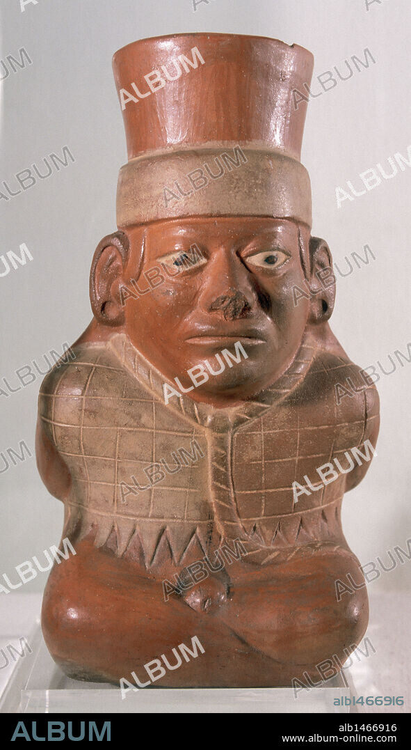 ARTE PRECOLOMBINO. PERU. VASIJA representando un prisionero (100-500 d. C.) Pieza de cerámica ocre y arena de 21x9,5 cm. que pertenece a la cultura MOCHE O MOCHICA, localizada en el norte de la costa peruana entre el-200 y 400 d. C. Museo de América. Madrid. España.