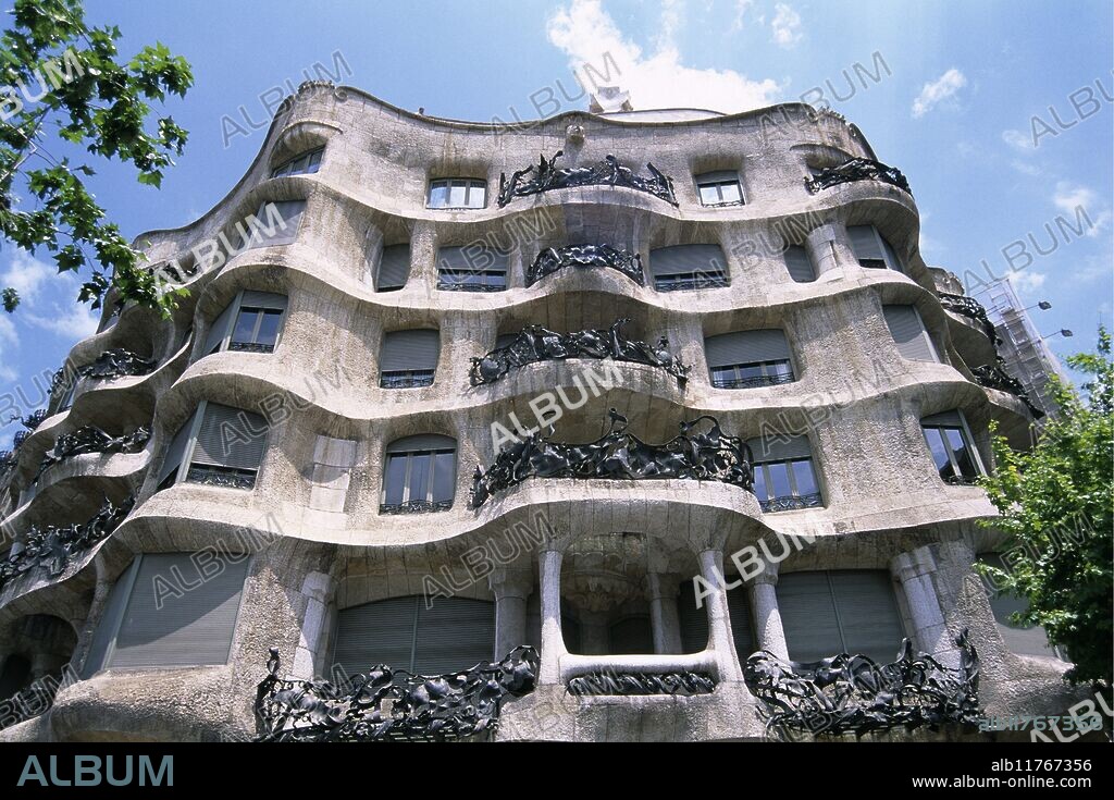 The facade of the Casa Mila, an apartment building designed by Gaudi and nicknamed La Pedrer, 'the stone quarry'. The five-storey building undulates around the corner without a right angle or straight line in sight Passeig de Gracia, Barcelona *** Local Caption ***.