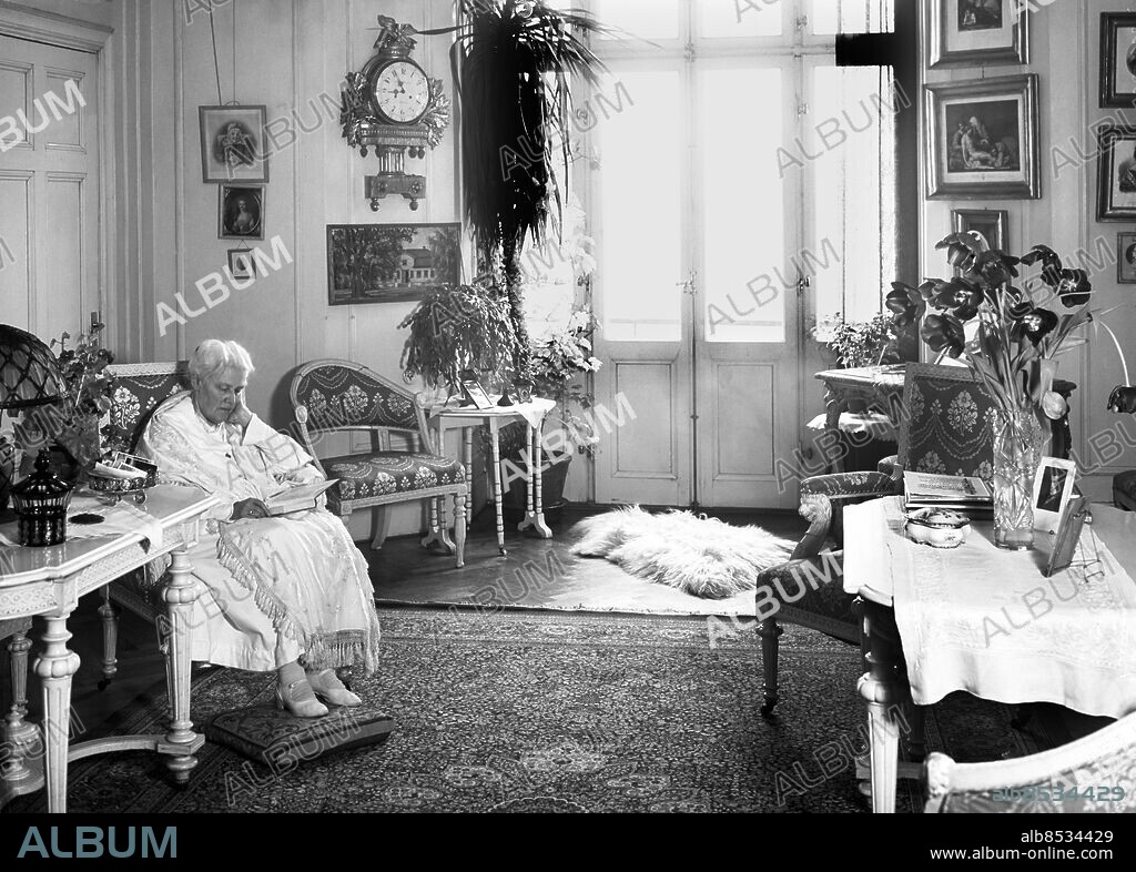 ARKIV 1905. Ann-Margret Holmberg (1850-1940) var förkämpe för kvinnlig rösträtt och för freden. Fram till den allmänna rösträttens införande 1918 genomkorsade hon hela Sverige och talade entusiastiskt om kvinnlig röstträtt. Hon gav ut ett flertal skrifter i ämnet. Erhöll Illis quorum 1925. Hon var gift med professor Frithiof Holmberg.. Ann-Margret Holmberg, swedish writer who fought for womens right to vote.. Foto:Scanpix Historical/1900. SCANPIX SWEDEN.