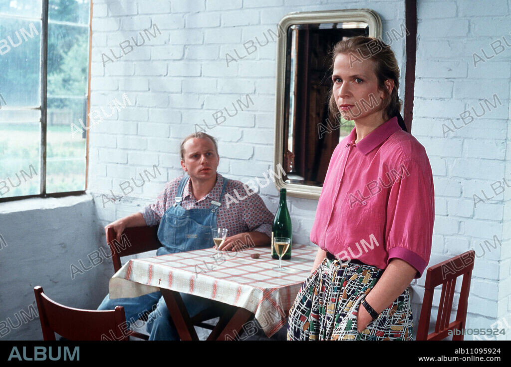 the brood of the beautiful soul - 5 Norbert (CHRISTOPH HOHMANN) tells the inspector (ARIANNE BORBACH) why he used the trick with the wheelchair. He loves the 13-year-old Antje and wanted to draw her attention to himself... Director: Rainer Behrend / Title: THE BROOD OF THE BEAUTIFUL SOUL / TV film 1991.