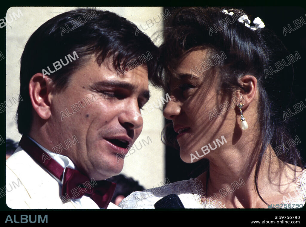 San Lorenzo de El Escorial (Madrid), 18/07/1991.  La campeona de esquí Blanca Fernández Ochoa se casó en la Basílica del Monasterio de El Escorial. En la imagen, Blanca Fernández Ochoa y Danielle Fioretto.