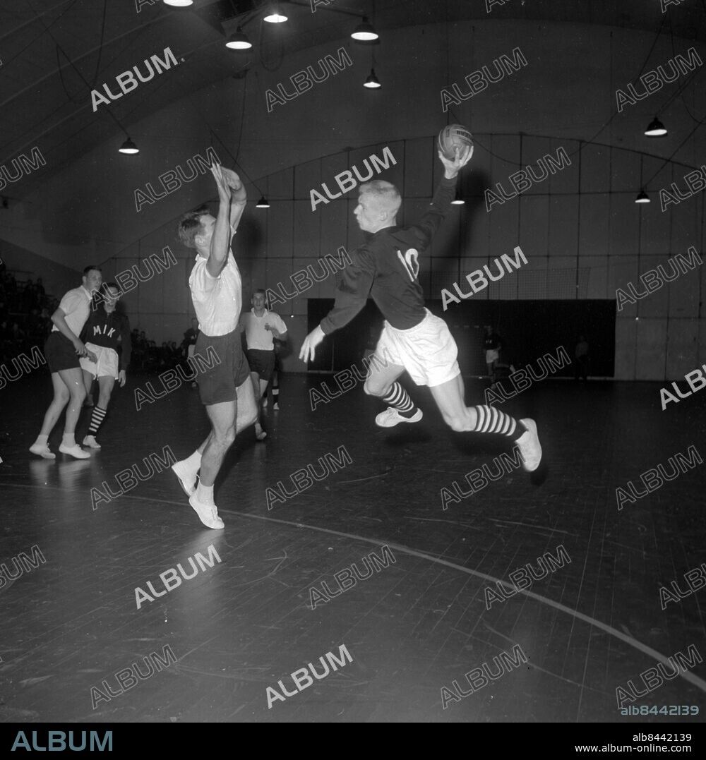 Göteborg - 1959-12-07 - Allsvenskan i handboll- Majornas IK möter AIK i Mässhallen - MIK:s nummer 10 Bertil Stenberg skjuter och gör mål *** Local Caption *** GP Neg: 6811 - december 1959. dec1959_6811. KAMERAREPORTAGE.