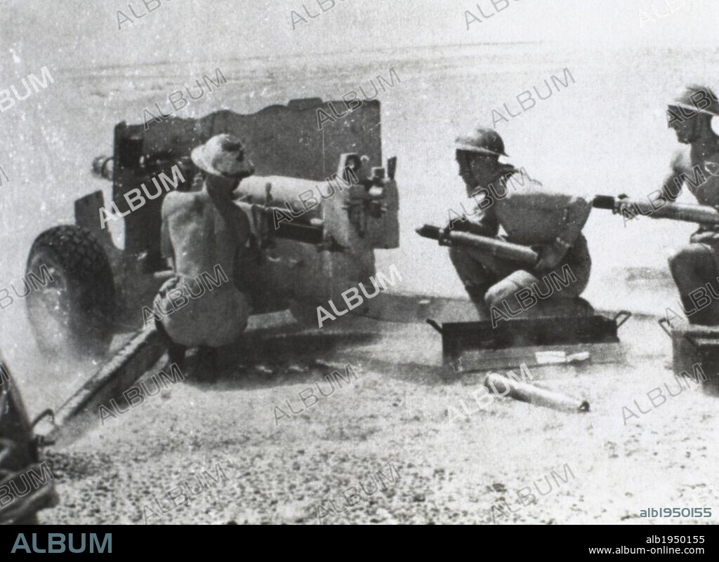 SEGUNDA GUERRA MUNDIAL (1939-1945). CAMPAÑA DEL NORTE DE AFRICA. "BATALLA DE EL ALAMEIN". Acción desarrollada en el norte de Africa, en la localidad egipcia de El Alamein, entre el 23 de octubre y el 4 de noviembre de 1942, con victoria británica. "CAÑON DEL 6 EN ACCION" (año 1942) .
