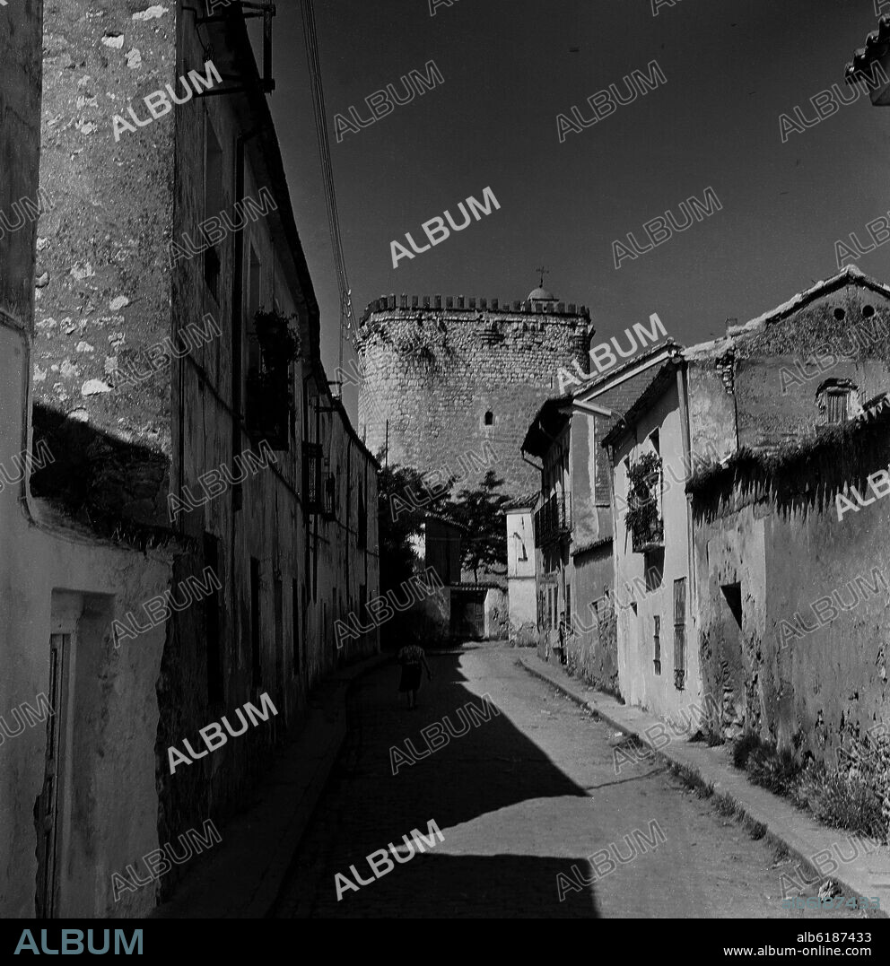 CALLE DE PINTO CON LA TORRE DE EBOLI AL FONDO - FOTOGRAFIA EN BLANCO Y NEGRO - AÑOS 60.