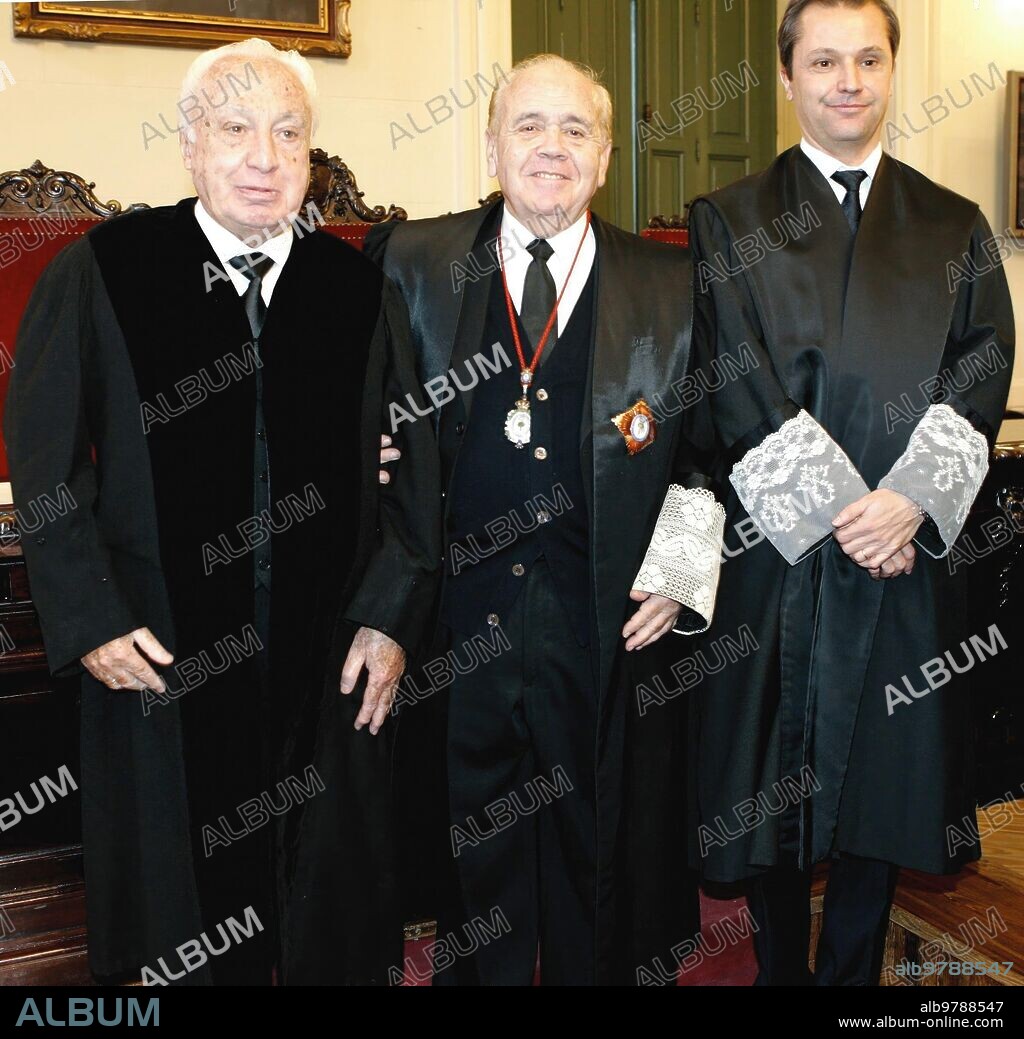 Madrid 15-12-06: Manuel Jimenez de Parga Recibe diploma y Medalla, del
presidente del colegio de Abogados Luis Martí Mingarro, por los
cincuenta Años Dedicados al ejercicio de la Abogacia.
Foto: Sigefredo. Archdc.