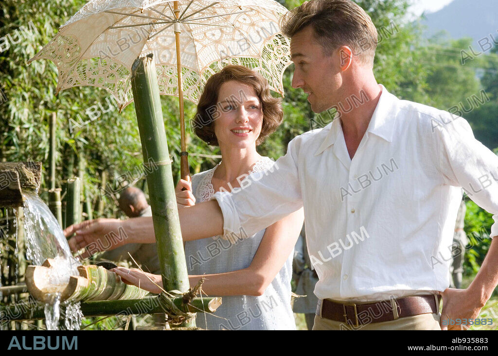 EDWARD NORTON y NAOMI WATTS en EL VELO PINTADO, 2006 (THE PAINTED VEIL), dirigida por JOHN CURRAN. Copyright WIP/ STRATUS FILM/BOB YARI PROD./CLASS 5 FILMS/COLLETON COMP / WILSON, GLEN.