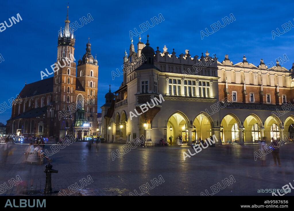 lonja de los Paños o Sukiennice edificio renacentista y basilica gotica de Santa Maria, Rynek Gówny , plaza del mercado, Cracovia , voivodato de Pequeña Polonia,Polonia, eastern europe.
