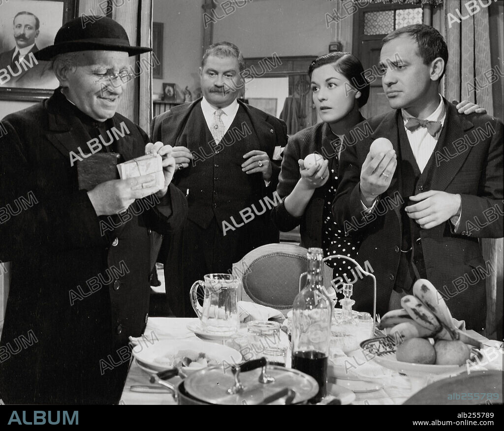 EMMA PENELLA, FELIX FERNANDEZ, JOSE LUIS OZORES and ROBERTO CAMARDIEL in UN ANGEL TUVO LA CULPA, 1960. Copyright FLORALVA-ALCOCER.