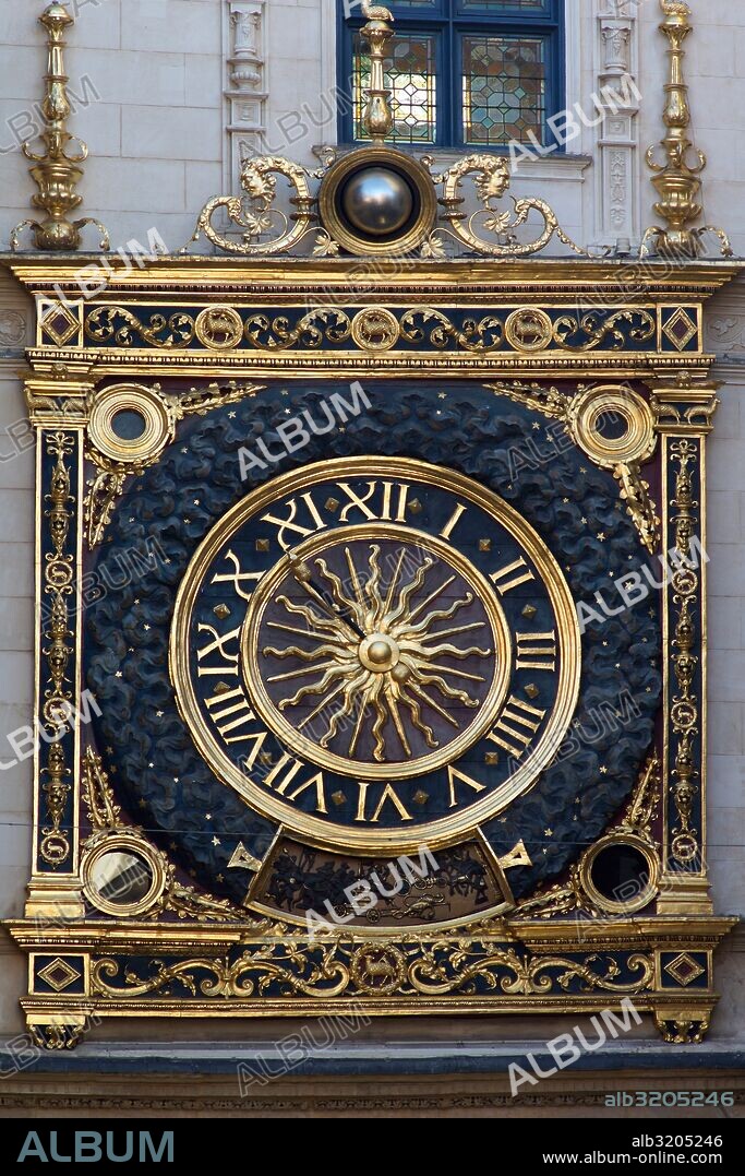 GROS-HORLOGE, EN LA PUERTA DEL CAMPANARIO. RELOJ ASTRONOMICO.  ROUEN, FRANCIA.
