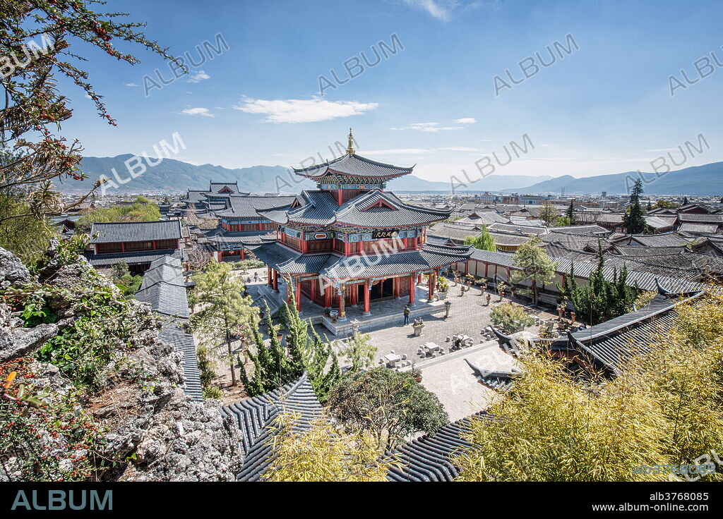 Mu Residence (Mufu) with courtyard in Lijiang Old Town, UNESCO World Heritage Site, Lijiang, Yunnan province, China, Asia.