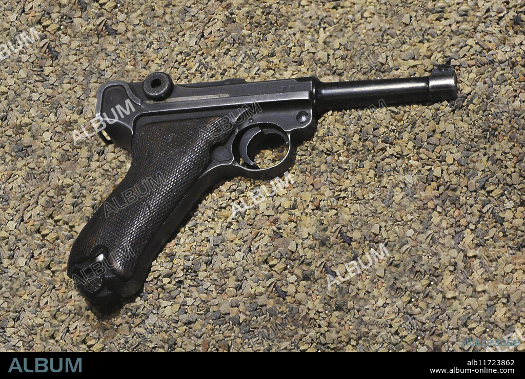 Pistola Parabellum P-08, conocida como "Luger". Pistola semiautomática con recarga accionada por retroceso. Diseñada en 1898 por el diseñador austríaco de armas Georg Luger (1849-1923). Con posterioridad fue producidad por la fábrica alemana de armas Deutsche Waffen und Munitionsfabriken (DWM). El ejército alemán la utilizó durante la Primera y Segunda Guerra Mundial. Museo de la Guerra de Letonia. Riga. Letonia.