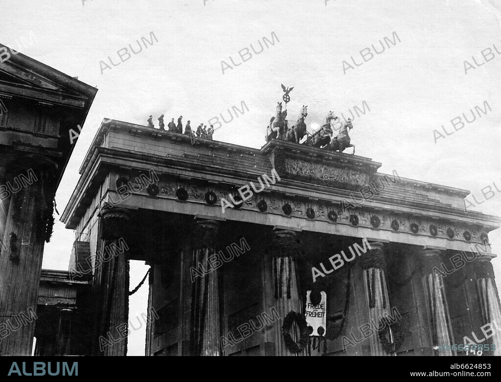 German Revolution 1918/1919: Government troops guard the Brandenburg Gate in Berlin in January 1919. Photo: Fotoarchiv für Zeitgeschichte/Archiv. 1919