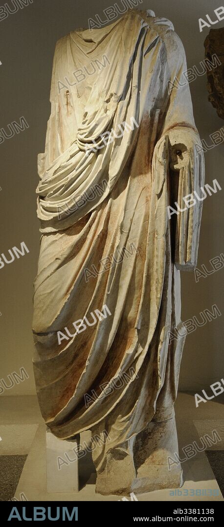 Togado. Teatro romano. Siglo I d. C. Mármol de Luni-Carrara. Procedente del teatro romano. Conserva restos de policromía roja en la toga. Museo Nacional Arqueológico. Tarragona. Cataluña. España. Togate. Statue from the Roman Theatre. Tarragona. Spain. Marble. 1t century. National Archaeological Museum, Tarragona. Spain.