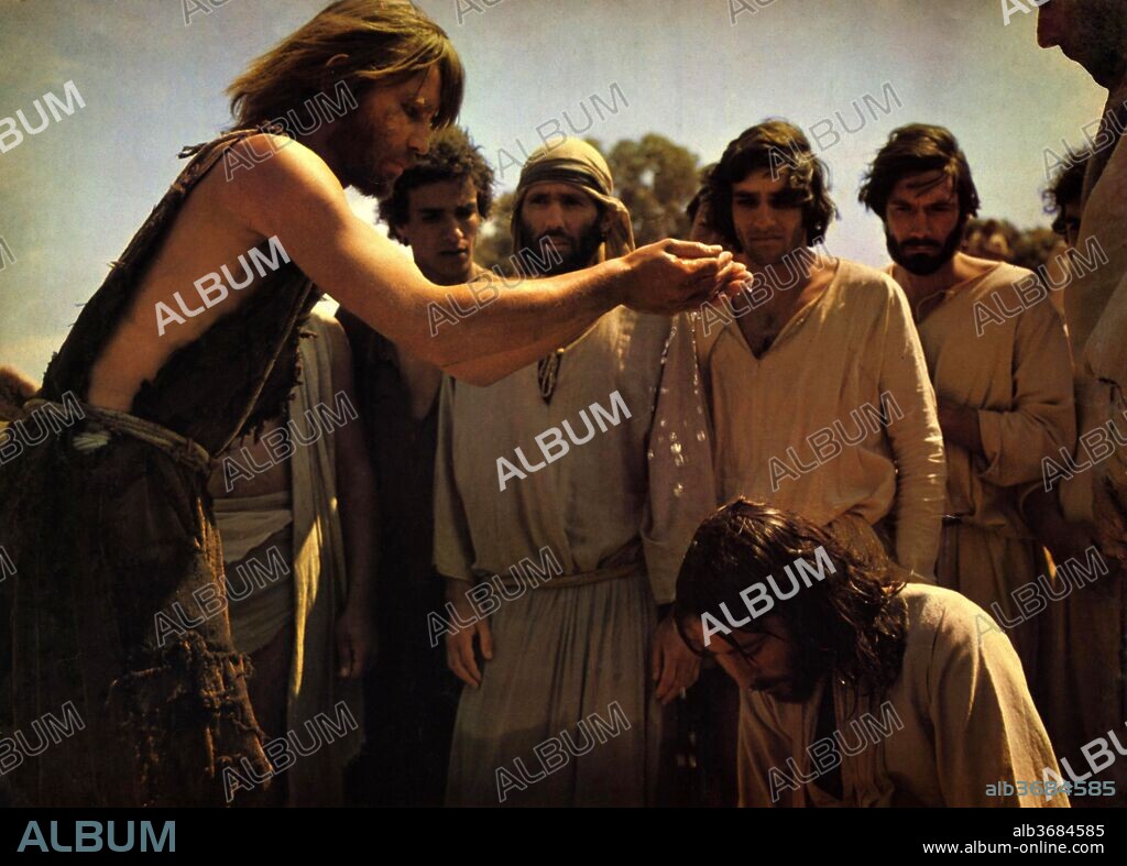 MICHAEL YORK and ROBERT POWELL in JESUS OF NAZARETH, 1977, directed by FRANCO ZEFFIRELLI. Copyright CARTAGO FILMS/RAI/ITC/SIR LEW GRADE.