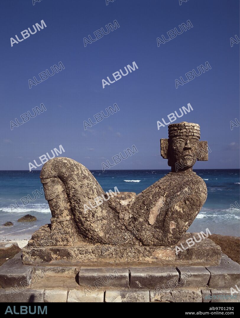 México, Cancún, estatua de Chac-Mool. Statue of Chac-Mool in the UPEC.