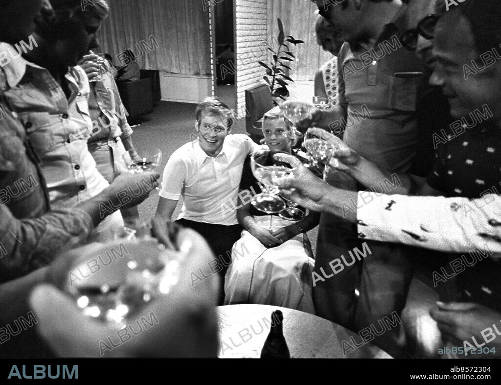ARKIV 1973-09-10. Simmaren Gunnar Larsson och simhopperskan Ulrika Knape firar sina guld med en skål vid VM-simningarna i Belgrad, Jugoslavien, 10:e september 1973. Larsson vann herrarnas 200 meter medley och Knape vann damernas höga hopp och tog silver i 3-meters svikten.. Foto: Lars Nyberg / XP / SCANPIX / Kod: 34. **AFTONBLADET OUT**.