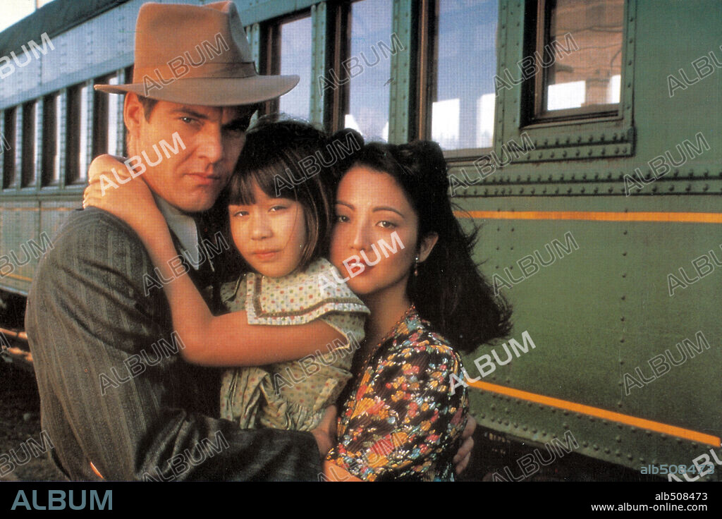 DENNIS QUAID and TAMLYN TOMITA in COME SEE THE PARADISE, 1990, directed by ALAN PARKER. Copyright 20TH CENTURY FOX.
