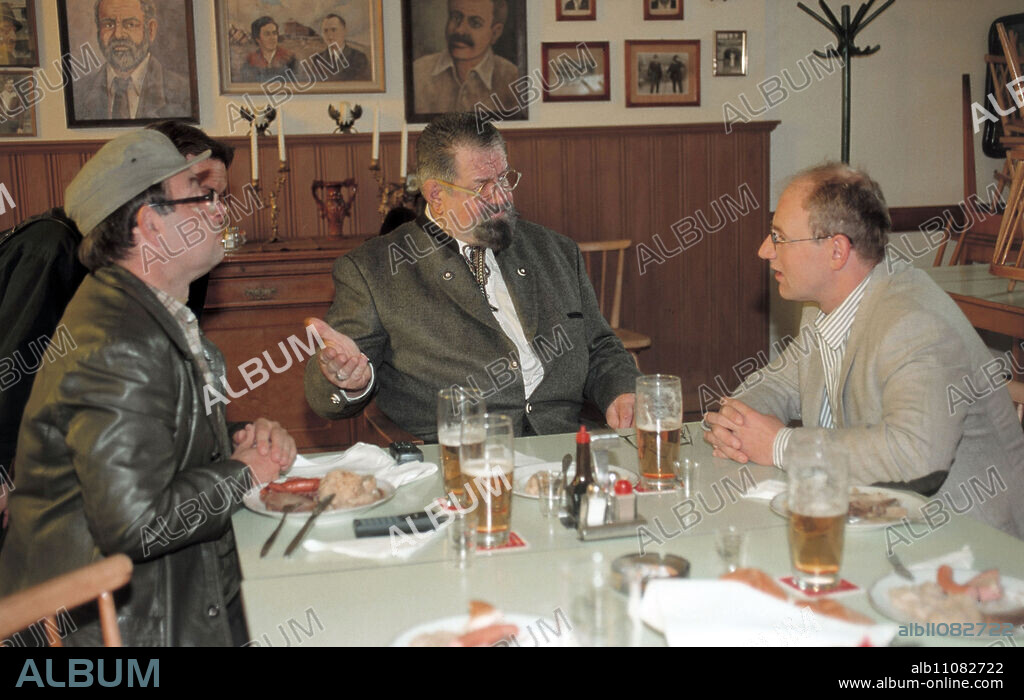 HINTERHOLZ 8 / AUT 1998 / Harald Sicheritz KARL F. KRATZL (Mündl), HERWIG SEEBÖCK (Kandler), ROLAND DÜRINGER (Herbert) in 'Hinterholz 8', 1998. C41975// Headline: HINTERHOLZ 8 / AUT 1998.