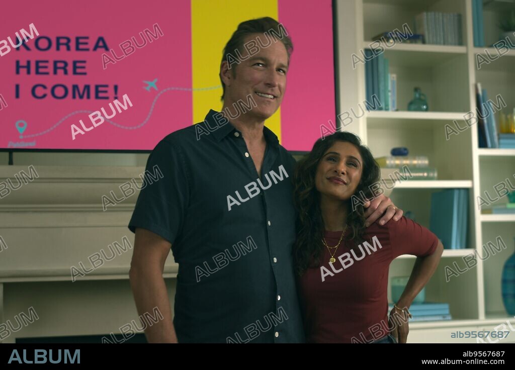JOHN CORBETT y SARAYU BLUE en BESOS, KITTY, 2023 (XO, KITTY), dirigida por JENNIFER ARNOLD. Copyright ACE ENTERTAINMENT.