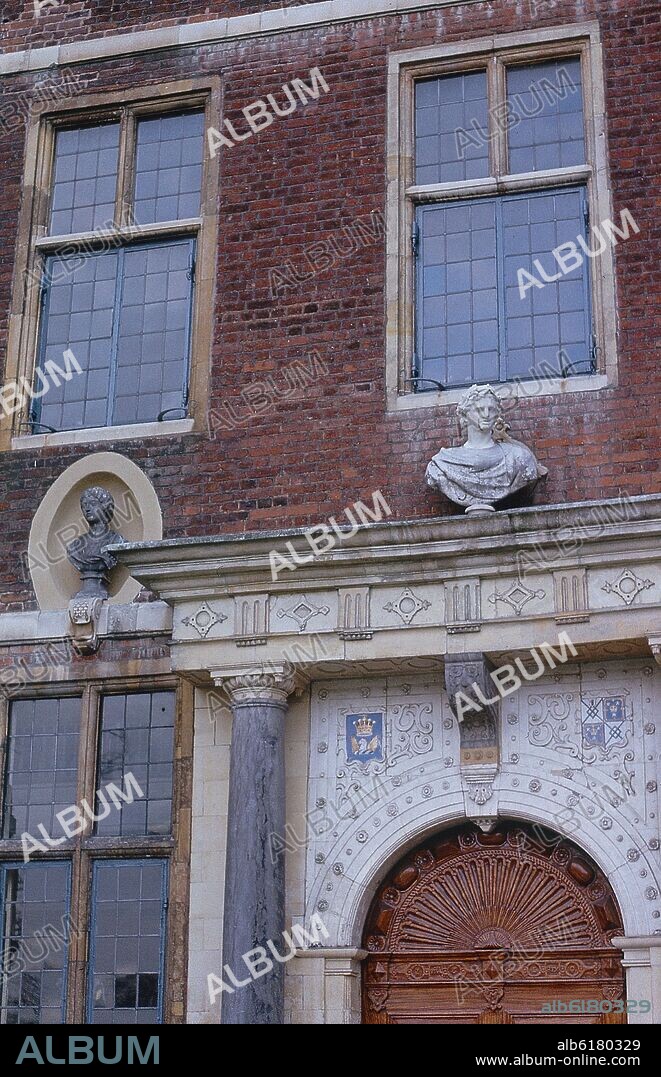 EXTERIOR-DETALLE DE LA FACHADA-VILLA INGLESA S XVII-ESTILO TUDOR.