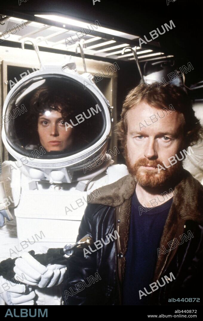 RIDLEY SCOTT und SIGOURNEY WEAVER in ALIEN - DIRECTOR'S CUT, 1979 (ALIEN), unter der Regie von RIDLEY SCOTT. Copyright 20TH CENTURY FOX.