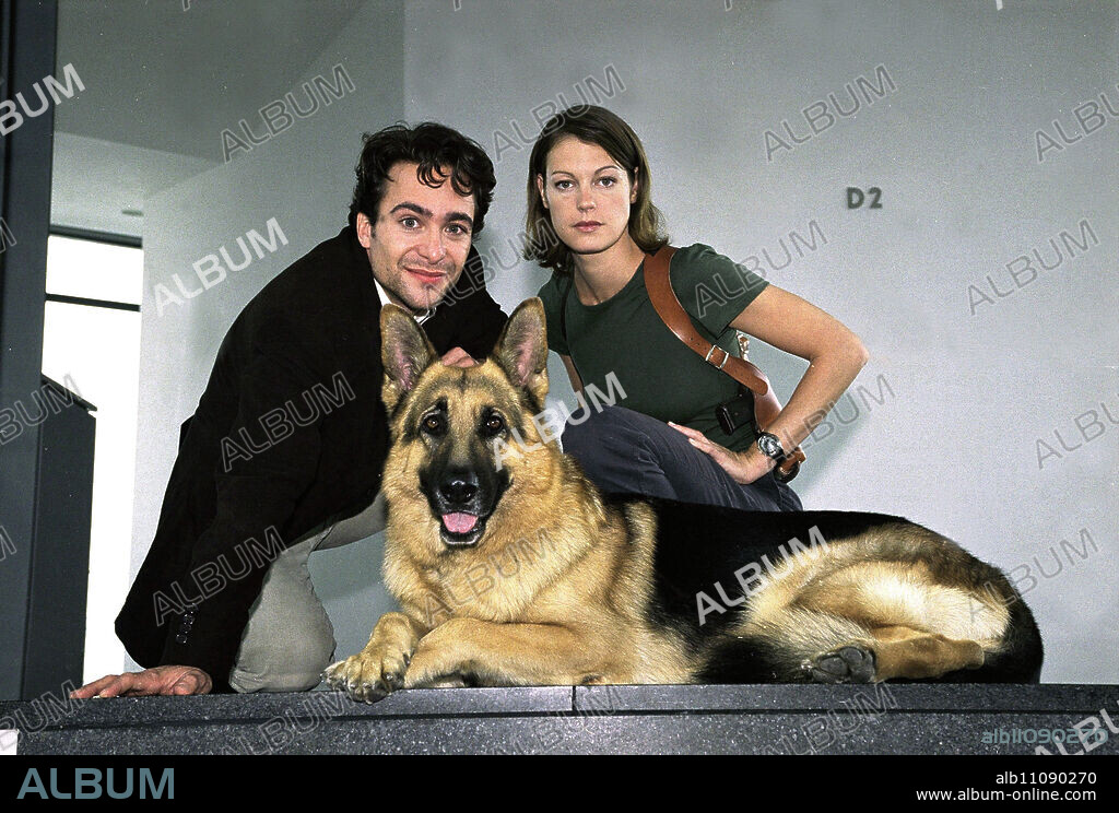 COMMISSIONER REX: THE NEW ACTORS "Commissioner Rex" will go back into production in August 2001. In the new episodes, the German Shepherd Rhett Butler will be back in front of the camera in his main role as "Rex". With his new partners: the Viennese Alexander Pschill and the Viennese resident Elke Winkens, this team will continue to provide speed, excitement and humor. In a co-production by Mungo-Film with KirchMedia, SAT 1 and ORF, the first three episodes will be directed by Hajo Gies. Image: ALEXANDER PSCHILL, ELKE WINKENS and the clever REX alias Rhett Butler. / Headline: COMMISSIONER REX: THE NEW ACTORS.