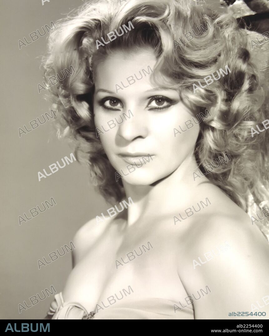 CARMEN FLORES RUIZ. CANTANTE Y ACTRIZ ESPAÑOLA. JEREZ DE LA FRONTERA 1936 -.