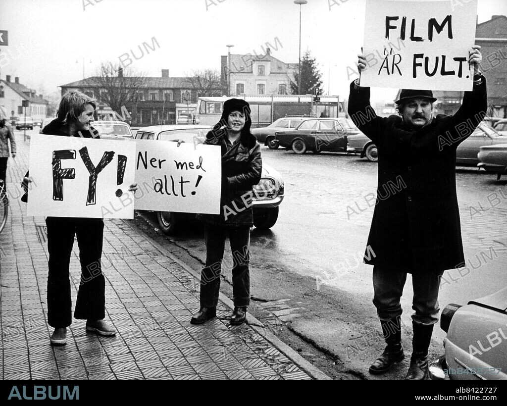 Hans Hasse Alfredson Skådespelare revyartist författare filmregissör 1971. smygpremiär av Hasse & Tage HasseåTage Hasse Alfredson Tage Danielsson fjärde film Äppelkriget i Tomelilla. Hasse organiserade en demonstration som helt kom av sig och slutade i Happy End utanför biografen. På bilden ses Hasse Alfredson med några av demonstranterna. (c) Sydsvenskan / IBL.