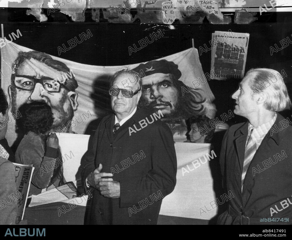 BÅSTAD 19750918 - Militärjuntans kupp i Chile. Tage Erlander och Harald Edelstam, tidigare ambassadör i Chile går i spetsen för SSU:s demonstration mot Chiles deltagande i Davis Cup-semifinalen 1975 i Båstad . Foto: Leif Engberg / DN / TT / Kod: 15.