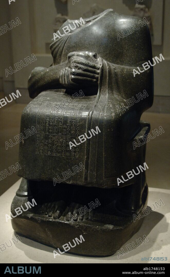 ARTE MESOPOTAMICO-SUMERIO. GUDEA. Estatua sedente de la diosa Ba'u, esposa del dios Ningirsu. Realizada en diorita. Hacia el 2120 a. C. Museo del Louvre. París. Francia.