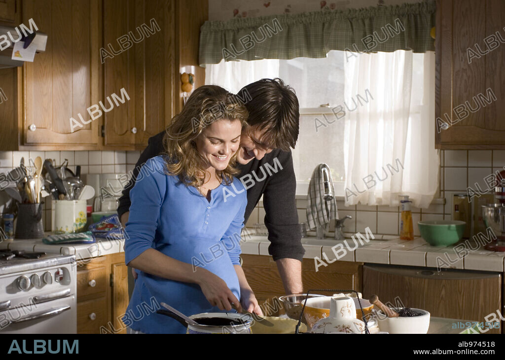 KERI RUSSELL y NATHAN FILLION en LA CAMARERA, 2007 (WAITRESS), dirigida por ADRIENNE SHELLY. Copyright NIGHT AND DAY PICTURES / MARKFIELD, ALAN.