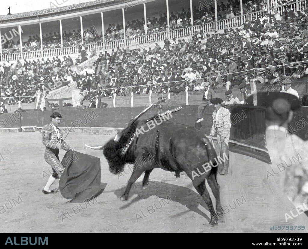 Julio 1912. Burgos. Manolete en un pase de Muleta. Foto: Vadillo.