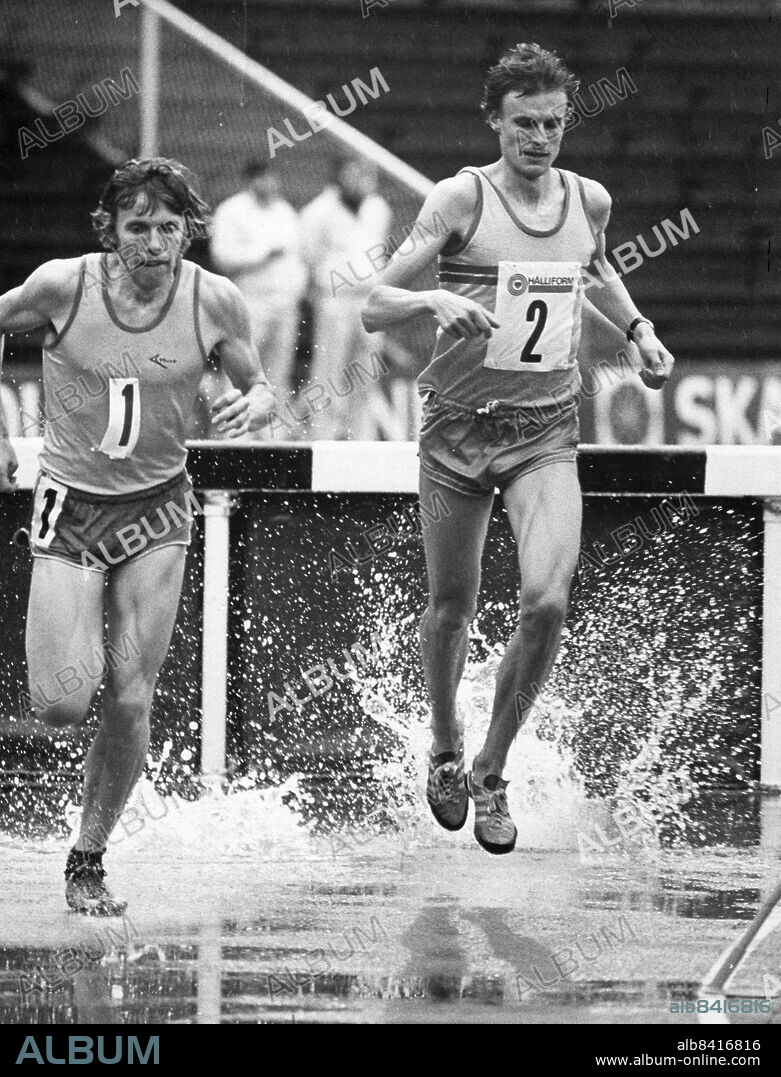 1976-06-15. Uppvisning. Svenska hinderparet Anders Gärderud och Dan Glans, båda OS-klara, höll en väntad uppvisning i landskampen. De knäckte ungrarna innan Anders spurtade ifrån.. Foto: Jan E Carlsson / DN / TT / Kod: 11. ** SvD OUT **.