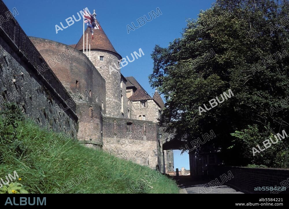 Dieppe (Seine-Maritime). Château-Musée de Dieppe. (tour ouest XIXe, bâtiment principal 1433 et suivantes, agrandissement au XVIIe par Vauban). Vue partielle.
