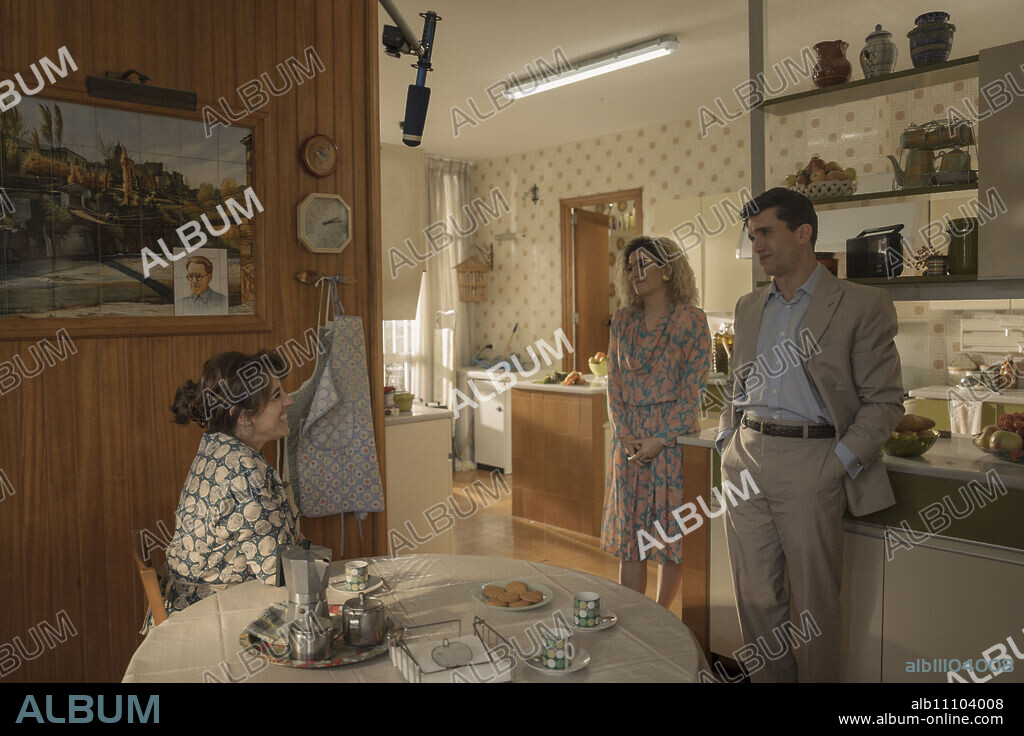 BLANCA SUAREZ, JAIME LORENTE and LLUM BARRERA in DISCO IBIZA LOCOMÍA, 2024, directed by KIKE MAILLO. Copyright Nadie es perfecto/La Chica de la Curva/SDB Films/Atresmedia Televisión/Netflix/TV3 / PADUANO, ANDRE.