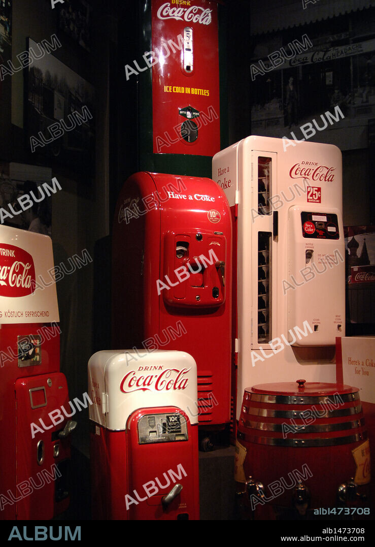 MUSEO MUNDO DE LA COCA-COLA (WORLD OF COCA-COLA). Inaugurado en 2007 para conocer la historia de la bebida y la compañía Coca-Cola. Situado en Pemberton Place. Antiguas máquinas expendedoras de Coca-Cola. Atlanta. Estado de Georgia. Estados Unidos.