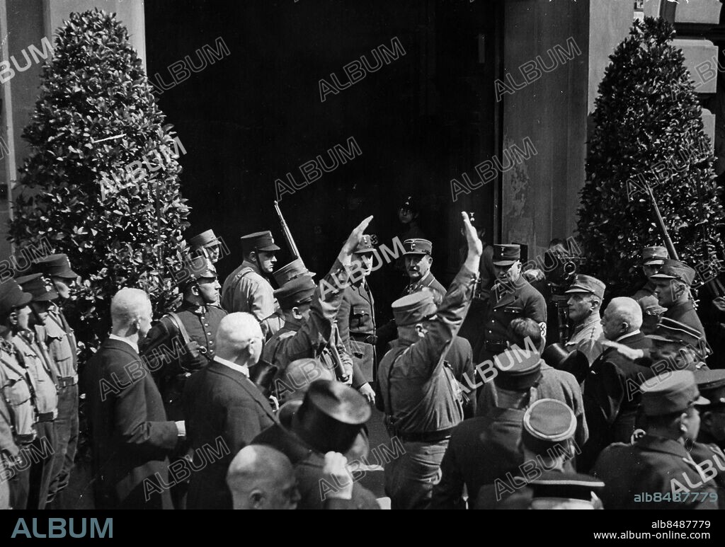 TYSKLAND MÜNCHEN omkring 1930. Orig. bildtext... FEIERLICHE LANDTAGSERÖFFNUNG IN BAYERN. Reichsstatthalter General Ritter von Epp begipt sich nach dem feierlichen Gottesdienst in der Münchener Frauenkirche, bei dem Kardinal Erzbischof Faulhaber celebrierte, an der Spitze der Bayerischen Landesregierung in den Landtag. Foto: Kurt Huhle Bildberichterstätter Munchen / Text & Bilder BCE800 sv/v kopia F Ritter von Epp, 1868-1947, riksståthållare i Bayern 1933-1945 Hitlerhälsning persons: FRANZ RITTER VON EPP sites: MÜNCHEN;TYSKLAND PhotoDate:193?-??-??.