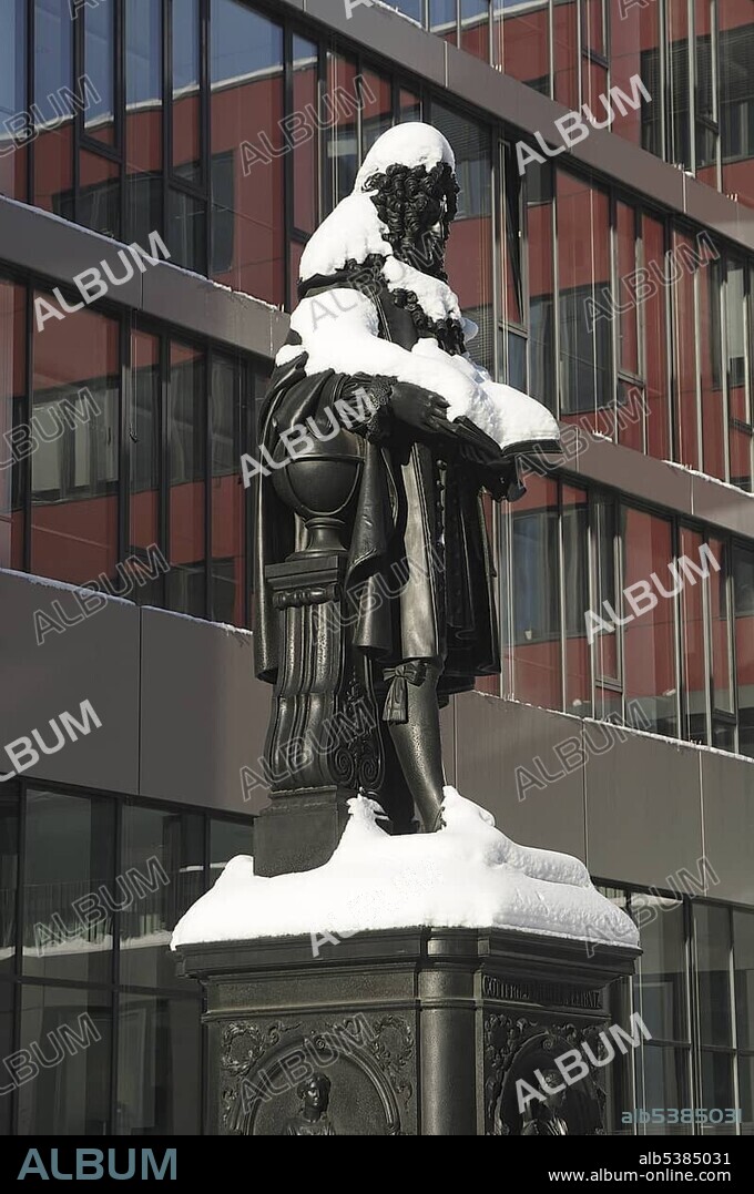 Monument of Gottfried Wilhelm Leibniz, inner courtyard of the university, Leipzig, Saxony, Germany, Europe