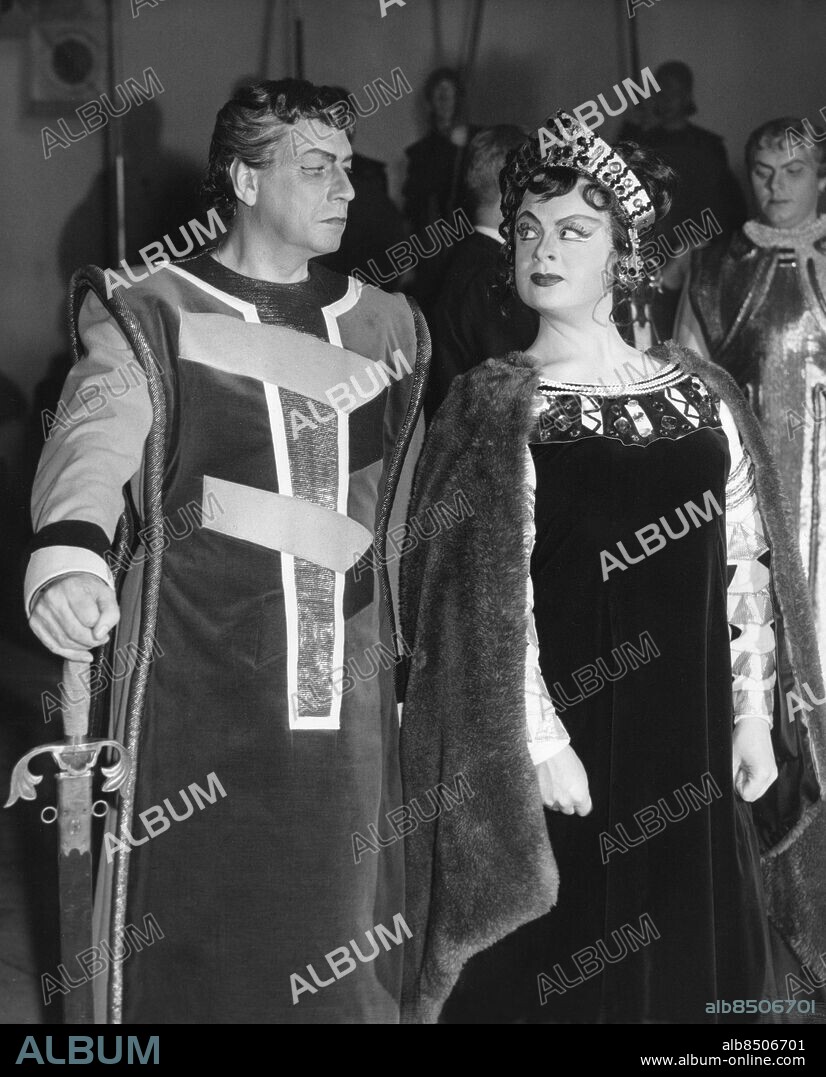 STOCKHOLM OKÄNT FOTODATUM.. Orig. bildtext... SIGURD BJÖRLING OCH BARBRO ERICSON I OPERANS NYINSTUDERING AV LOHENGRIN. Not. Kostymrep på Lohengrin Sigurd Björling (Telramund) och Barbro Ericson (Ortrud) Anm. S Björling, 1907-1983, svensk operasångare, baryton. B Ericson, 1930-, svensk operasångerska, alt. Scenkläder Smink persons: BARBRO ERICSON;SIGURD BJÖRLING sites: STOCKHOLM;SVERIGE.