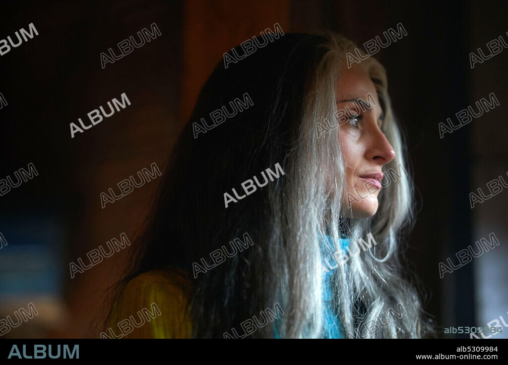 NATASHA O'KEEFFE en INTERGALACTIC, 2021, dirigida por KIERON HAWKES. Copyright TIGER ASPECT PRODUCTIONS.