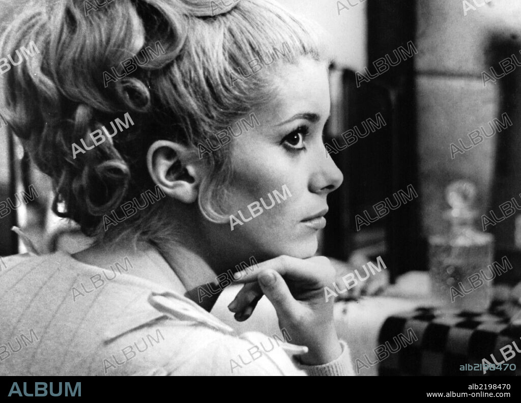 CATHERINE DENEUVE en LAS CRIATURAS, 1966 (LES CRÉATURES), dirigida por AGNES VARDA. Copyright MAG BODARD/MADELEINE FILMS/SANDREW.