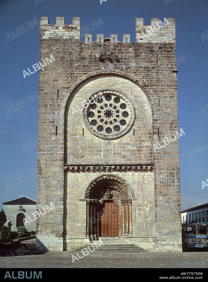 IGLESIA DE SAN NICOLAS LEVANTADA POR LA ORDEN HOSPITALARIA DE SAN JUAN DE JERUSALEN - SIGLO XII - ROMANICO GALLEGO.