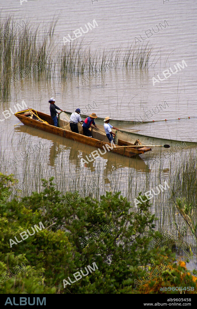 Indigenas Purepecha pescando tradicionalmente.Lago Pátzcuaro. Estado de Michoacán.Mexico.
