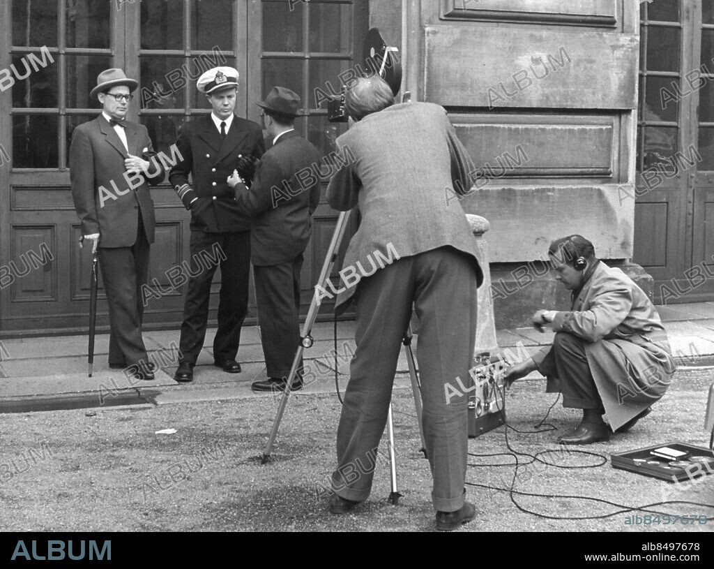 Orig. bildtext... ENGELSKA DROTTNINGBESÖKET DEN 8/6 56 TV-filmning fr.v. Kapten Hans Blenner, Kommendörkapten Nils Skaar, Erik Bergsten Sören Hoffman och Yngve Hallberg. Anm. Fotografer Filmare Bandspelare Ljudupptagningar CD482 persons: ELIZABETH II, DROTTNING AV STORBRITANNIEN*;YNGVE HALLBERG;SÖREN HOFFMAN;ERIK BERGSTEN;NILS SKAAR;HANS BLENNER sites: STOCKHOLM;SVERIGE.