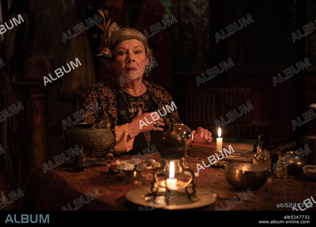 JUDI DENCH en UN ESPIRITU BURLON, 2020 (BLITHE SPIRIT), dirigida por EDWARD HALL. Copyright Fred Films / Powderkeg Pictures / Align.