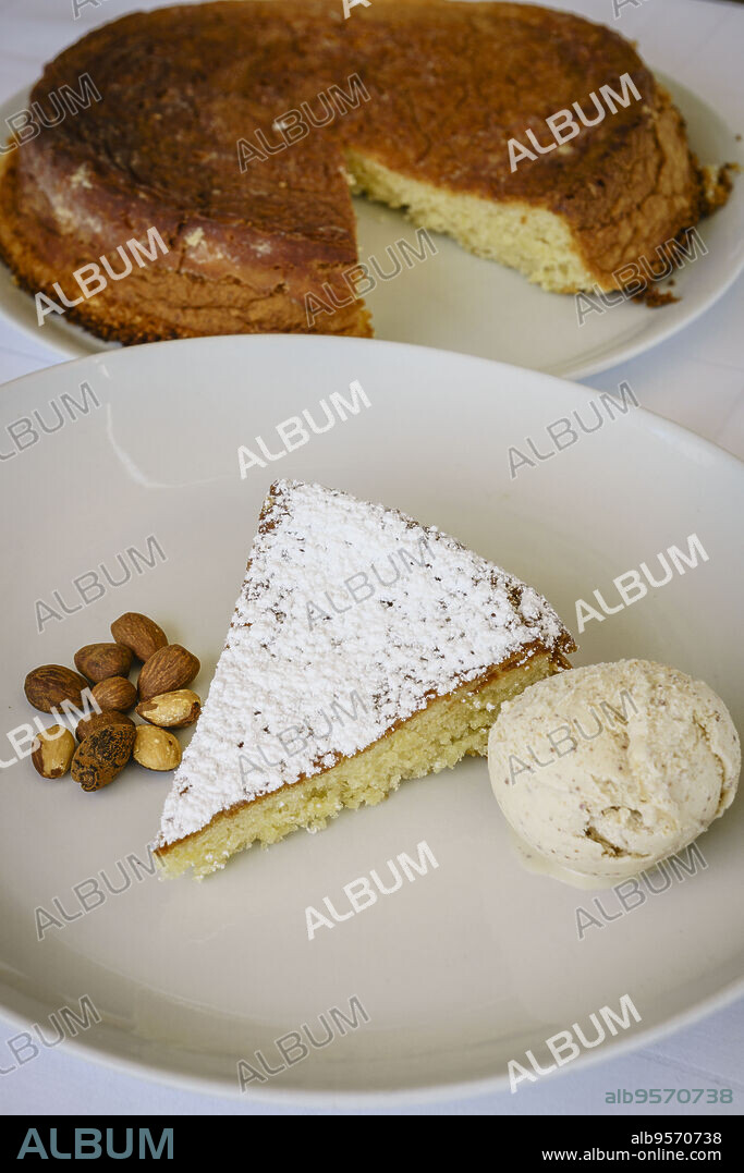 Bizcocho tipico mallorquin, Gato de almendras con helado, Mallorca,Islas Baleares,Spain.