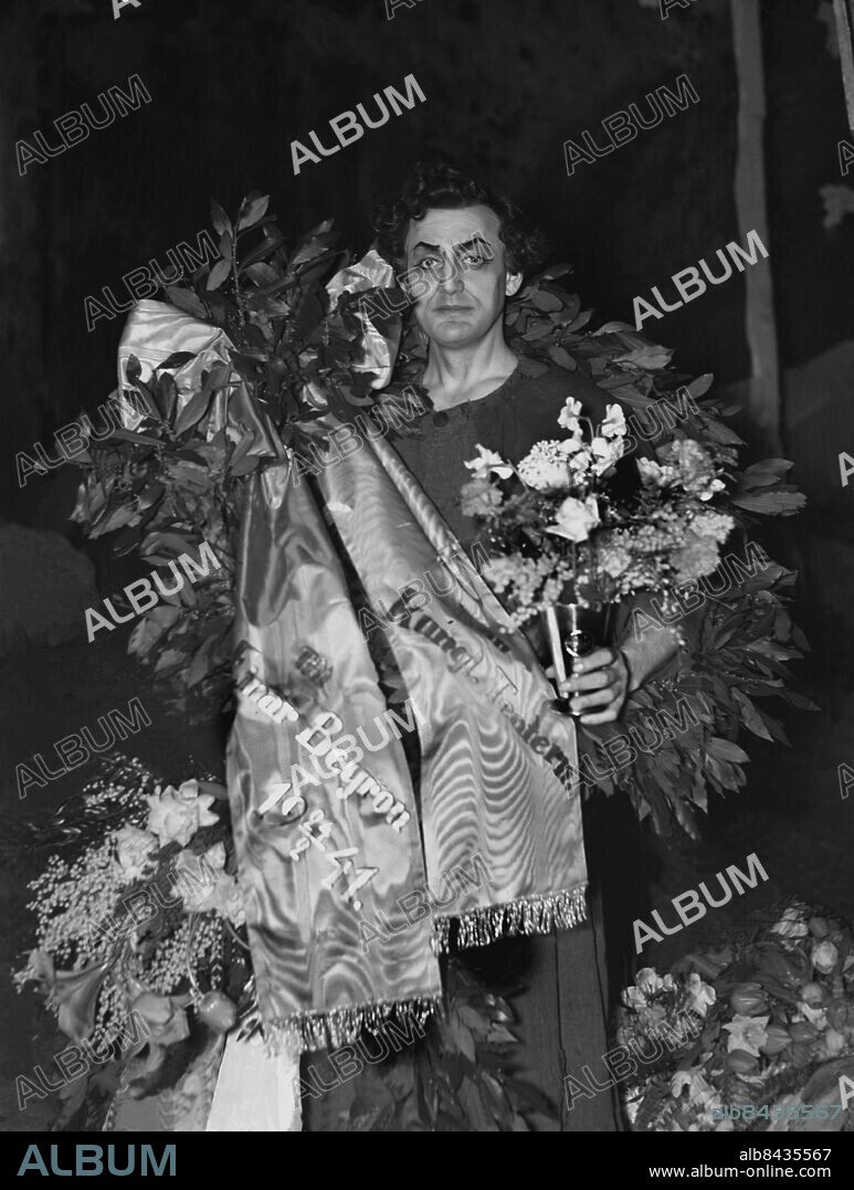 ARKIV 1941 . Operasångaren Einar Beyron (1901-1979) lagerkransad på 40-årsdagen.. Einar Beyron, Swedish opera singer celebrates his 40:th birthday.. Foto: TT / Kod 1900.