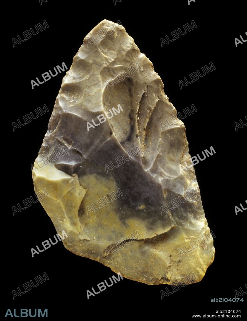 AJUAR PALEOLITICO: RAEDERA DESVIADA DE SILEX DE LA CUEVA DE LA CARIHUELA (DEPOSITO: MUSEO ARQUEOLOGICO NACIONAL).